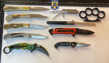 Un pumnal metalic, dar şi 9 bricege, găsite de poliţişti asupra unor elevi din două licee din Harghita