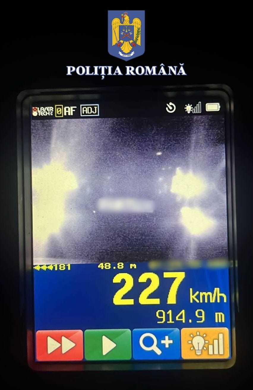 
Olt: Tânăr de 20 de ani, prins când circula pe DE 12 cu 227 kilometri la oră / A refuzat să oprească, lovind mai multe balize de pe drum / Poliţiştii au tras trei focuri de armă penru a-l opri / A fost amendat şi a rămas fără permis pentru 270 de zile

