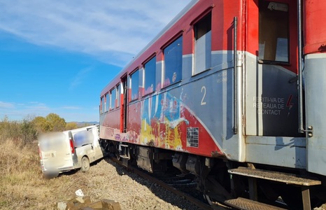 Accident feroviar în judeţul Argeş - O autoutilitară a fost lovită de tren/ Un bărbat va fi tranportat la spital