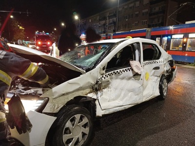 Oradea: Un tramvai a lovit un autoturism. În urma accidentului o persoană a fost rănită - FOTO
