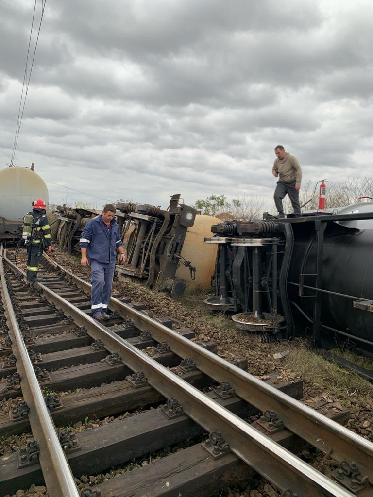 UPDATE - Două vagoane ale unui tren privat încărcat cu motorină au deraiat, la Arad, iar alte două s-au răsturnat/ Dintr-un vagon răsturnat s-a scurs motorină/ Pasagerii a 25 de trenuri, transbordaţi cu mijloace auto - FOTO