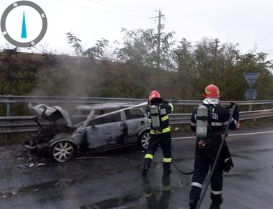 Hunedoara: O maşină a luat foc la ieşirea de pe autostrada A1 - FOTO
