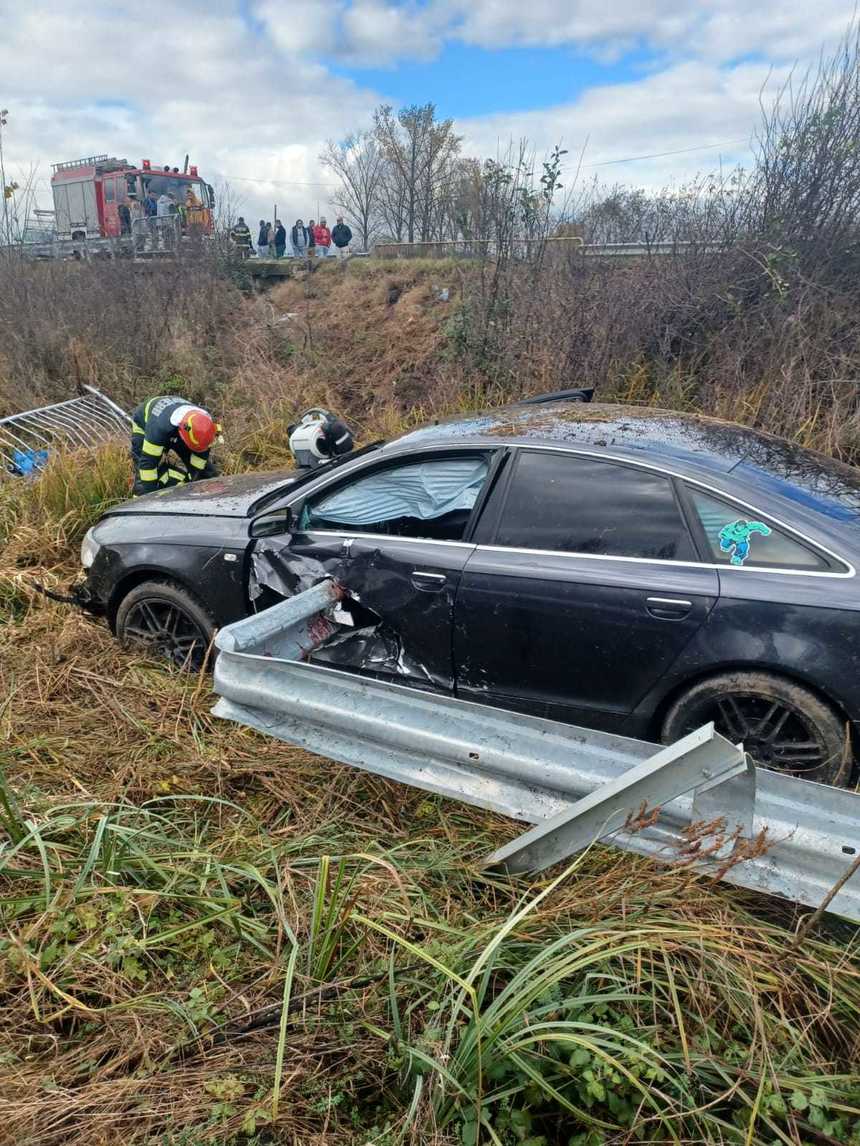 UPDATE - Arad: Doi bărbaţi răniţi grav, după ce maşina în care se aflau a lovit puternic un parapet/ Una dintre victime, preluată de elicopterul SMURD/ Şoferul fugea de Poliţie, el având permisul suspendat