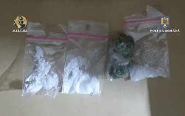 Alba: Percheziţii la persoane suspectate că au vândut droguri, inclusiv unor copii de 13 ani / Suspecţii cereau între 50 şi 700 de lei pentru o doză