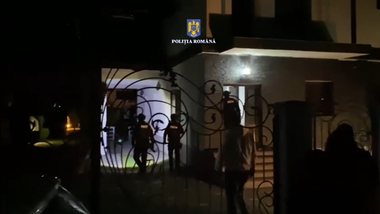 Dâmboviţa: Patru persoane fizice, cercetate pentru evaziune fiscală în domeniul construcţiilor. Suspecţii ridicau case pe care le vindeau trecând în acte preţuri mult mai mici - FOTO
