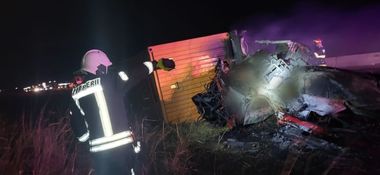 Giurgiu: Un şofer de TIR a murit ars, după ce autotrenul pe care îl conducea s-a ciocnit cu un altul, s-a răsturnat, iar cabina în care bărbatul a rămas încarcerat a luat foc - FOTO
