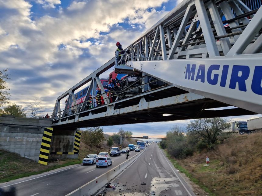 UPDATE - Maşină lovită de tren între Ovidiu şi Mihail Kogălniceanu / Accidentul, pe un pod care traversează un drum naţional/ Pompierii au intervenit pentru extragerea unui bărbat de 35 de ani, care era încarcerat / Trafic rutier oprit pe DN 2A - FOTO
