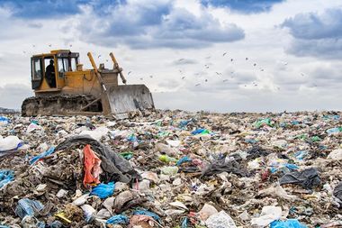 Gorj: Prejudiciu de aproape 3 milioane de euro produs Fondului de Mediu prin decontarea taxei de mediu pentru deşeuri care apăreau colectate şi reciclate, deşi în realitate nu erau/ 27 de persoane sunt cercetate, iar patru au fost reţinute