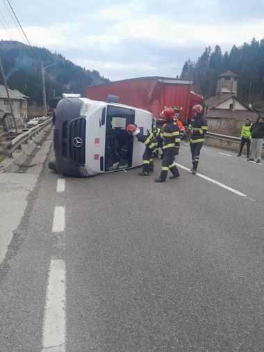 UPDATE - Suceava: Accident produs între un microbuz şi autocamion/ A fost declanşat Planul Roşu de intervenţie/ Şapte persoane, evaluate medical, fiind conştiente/ Trei persoane, duse la spital - FOTO, VIDEO
