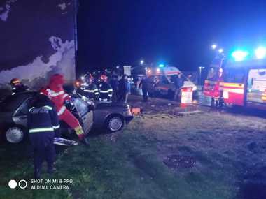 Caraş-Severin: Doi soţi au murit, iar fata lor de 14 ani a fost dusă la spital, în urma unui accident rutier în care au fost implicate un autocar şi o maşină