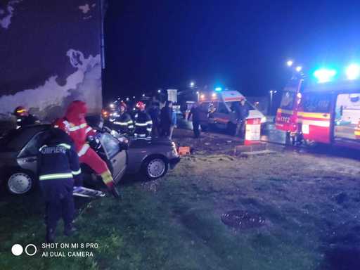 Caraş-Severin: Doi soţi au murit, iar fata lor de 14 ani a fost dusă la spital, în urma unui accident rutier în care au fost implicate un autocar şi o maşină