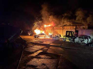 UPDATE - Galaţi: Puternic incendiu la o hală de dezmembrări auto / Focul, pornit de la un scurt circuit electric, a cuprins încă două hale - FOTO

