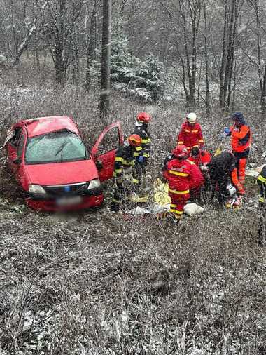 UPDATE - Accident pe DN 1, la Azuga – Un autoturism cu patru pasageri, trei adulţi şi un copil, s-a răsturnat / O femeie a murit