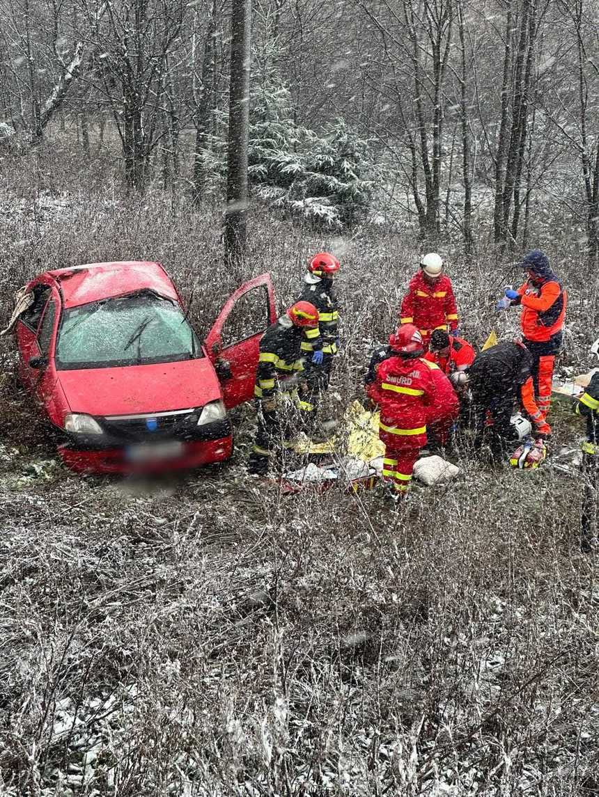 UPDATE - Accident pe DN 1, la Azuga – Un autoturism cu patru pasageri, trei adulţi şi un copil, s-a răsturnat / O femeie a murit