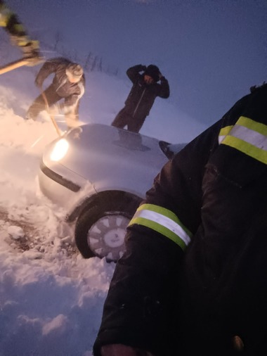 Hunedoara: Maşină blocată pe un drum judeţean înzăpezit/ Cele două persoane din autoturism sunt în afara oricărui pericol - FOTO