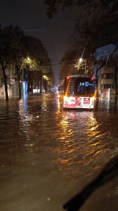 Constanţa: Numărul copacilor îndepărtaţi de pompieri a ajuns la 215 / 50 de maşini au fost avariate / Pe un drum judeţean a nins şi se circulă în condiţii de iarnă / 18 localităţi nu au apă potabilă 
