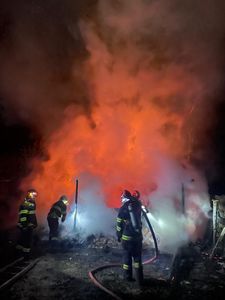 Incendiu la o cabană dintr-o localitate de lângă Sibiu / Focul a mistuit întreaga construcţie