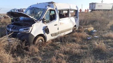 UPDATE - Constanţa: Accident între un TIR şi un microbuz în care se aflau opt pasageri / Şapte persoane au fost preluate de echipajele medicale - FOTO
