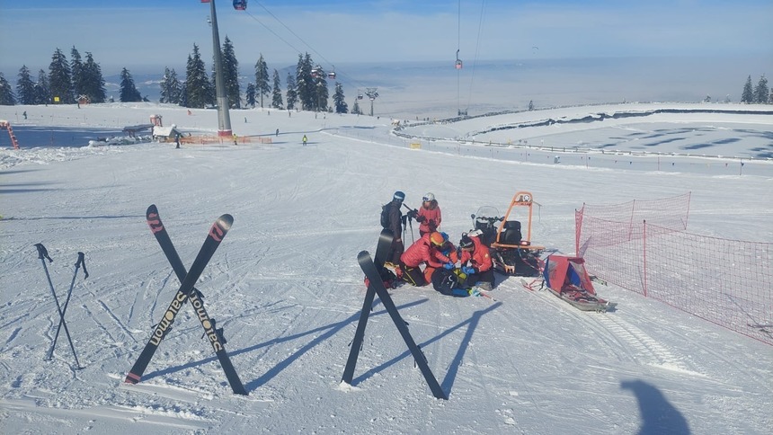 Argeş: Acţiune extrem de dificilă a salvamontiştilor pentru căutarea a patru turişti care s-au rătăcit sub Şaua Podeanu / Salvatorii au ajuns la victime după 8 ore de mers prin zăpadă, pe viscol, cu vizibilitate zero - VIDEO