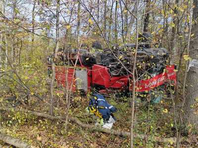 O autospecială de pompieri a MApN s-a răsturnat în judeţul Prahova / În maşină se afla doar şoferul, acesta fiind transportat la spital - FOTO