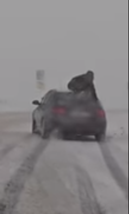 Ministerul de Interne, publicând imagini devenite virale pe reţelele de socializare cu un tânăr urcat pe portbagajul unei maşini care derapează pe zăpadă: Apreciem întotdeauna inventivitatea, dar aşa ceva niciodată / Şoferul va fi amendat - VIDEO

