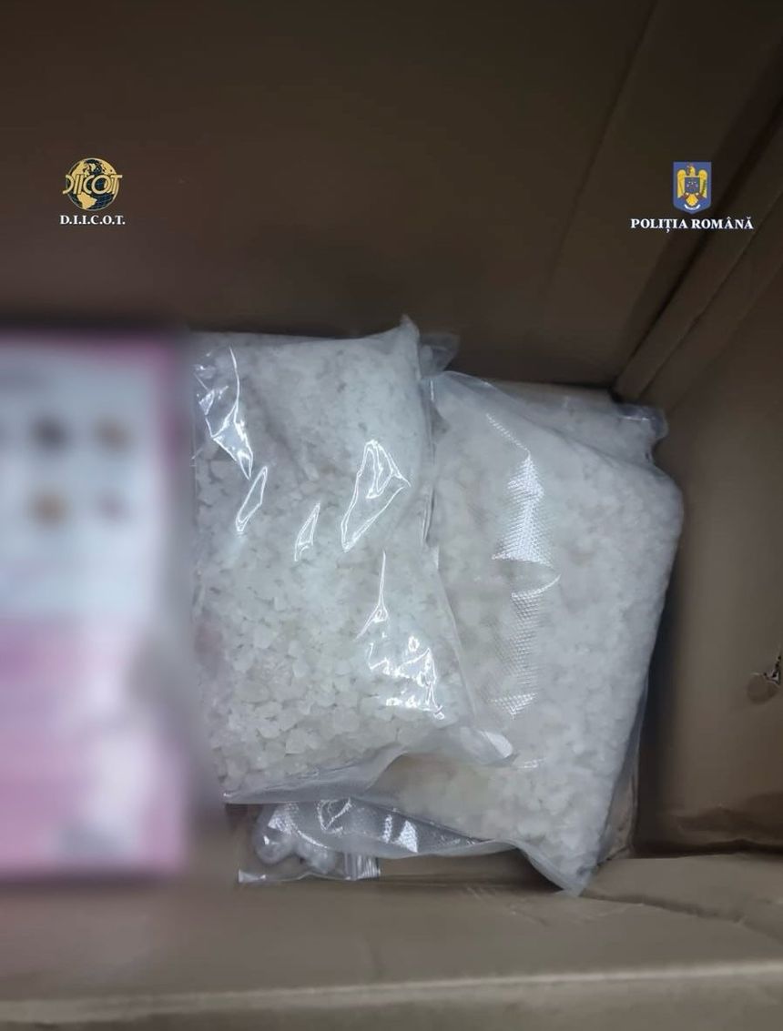 Trei persoane din Sibiu, arestate pentru trafic de droguri de mare risc / Ar fi comercializat cristal şi substanţe psihoactive cu 6.000 de lei la fiecare tranzacţie