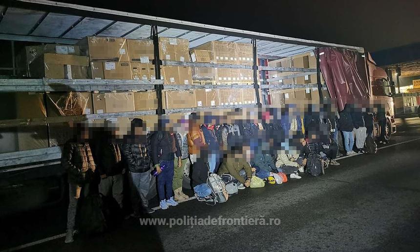 Aproape 60 de migranţi au încercat să iasă ilegal din România spre ţări din vestul Europei, ascunşi în TIR-uri care transportau obiecte sanitare sau semiremorci către Ungaria, Cehia şi Germania