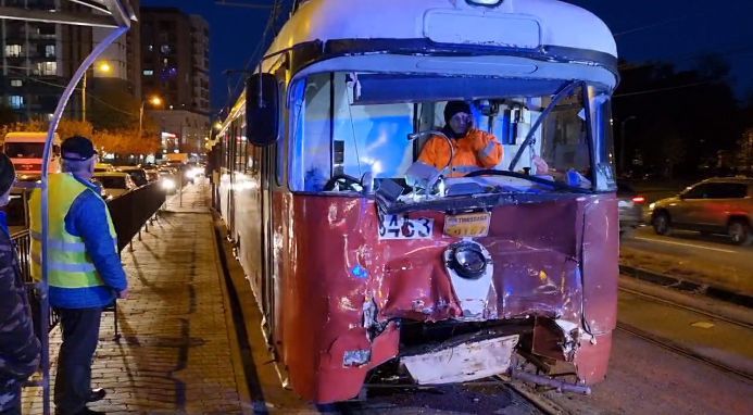 Accident în care au fost implicate două tramvaie, la Timişoara/ O fată de 17 ani, pasager, şi o vatmaniţă au fost rănite