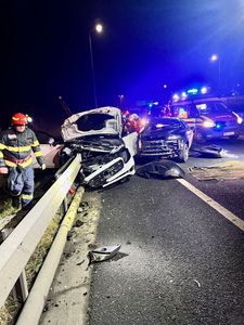 Sibiu: Doi tineri, transportaţi la spital după ce autoturismul în care se aflau a fost proiectat în glisiera de pe marginea autostrăzii A1, în urma unui accident - FOTO