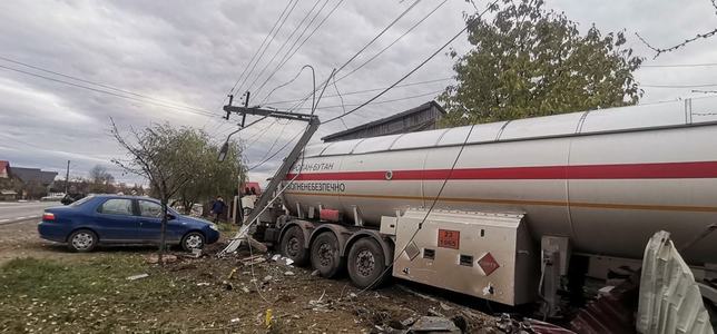 Iaşi - O autocisternă cu propan înmatriculată în Ucraina a ieşit de pe carosabil, a lovit două autoturisme, a rupt doi stâlpi de electricitate, a avariat o conductă de gaze şi s-a oprit în curtea unei case - FOTO