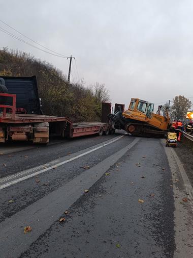 UPDATE - Arad: O tânără a murit şi o alta a fost grav rănită după ce un buldoexcavator a căzut peste autoturismul în care erau, pe DN 7/ Precizările Poliţiei - FOTO