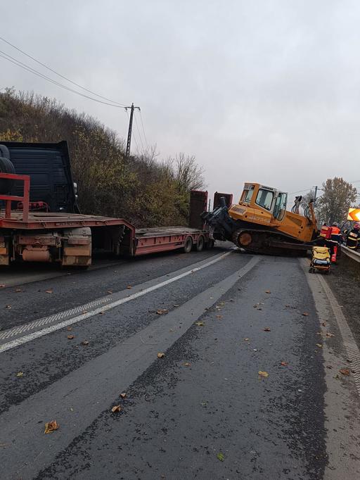 UPDATE - Arad: O tânără a murit şi o alta a fost grav rănită după ce un buldoexcavator a căzut peste autoturismul în care erau, pe DN 7/ Precizările Poliţiei - FOTO
