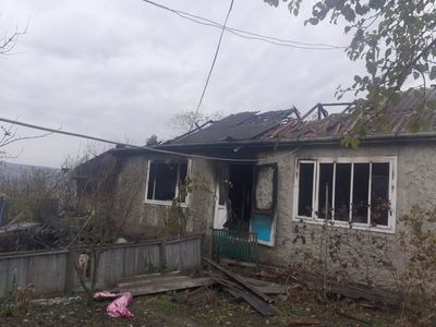 Botoşani: O fetiţă de doi ani a suferit arsuri pe faţă şi pe mâini după ce a izbucnit un incendiu în camera în care se juca / Focul a pornit de la o sobă lăsată nesupravegheată - FOTO