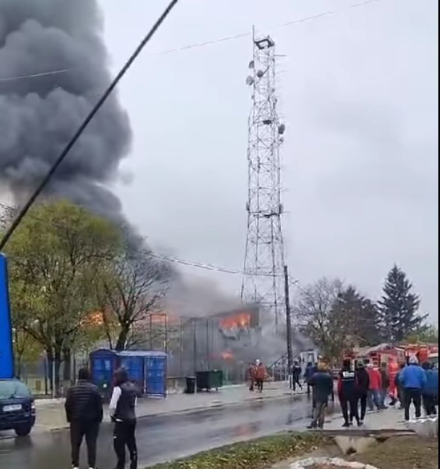 UPDATE - Dâmboviţa: Incendiul de la hala din comuna Ciocăneşti a fost lichidat, nu s-au înregistrat victime - FOTO, VIDEO
