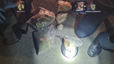Un tânăr de 21 de ani, arestat preventiv după ce ar fi vândut, în mod repetat, cannabis, cu 50 de lei pentru un gram, către consumatori din judeţul Cluj