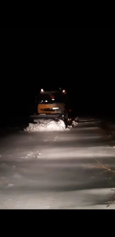 UPDATE - Constanţa - 50 de apeluri la 112 /Pompierii au intervenit la microbuze şi maşini înzăpezite şi pentru îndepărtarea unor copaci căzuţi / Drumurile judeţene au fost închise / Mai multe localităţi au rămas fără apă 
