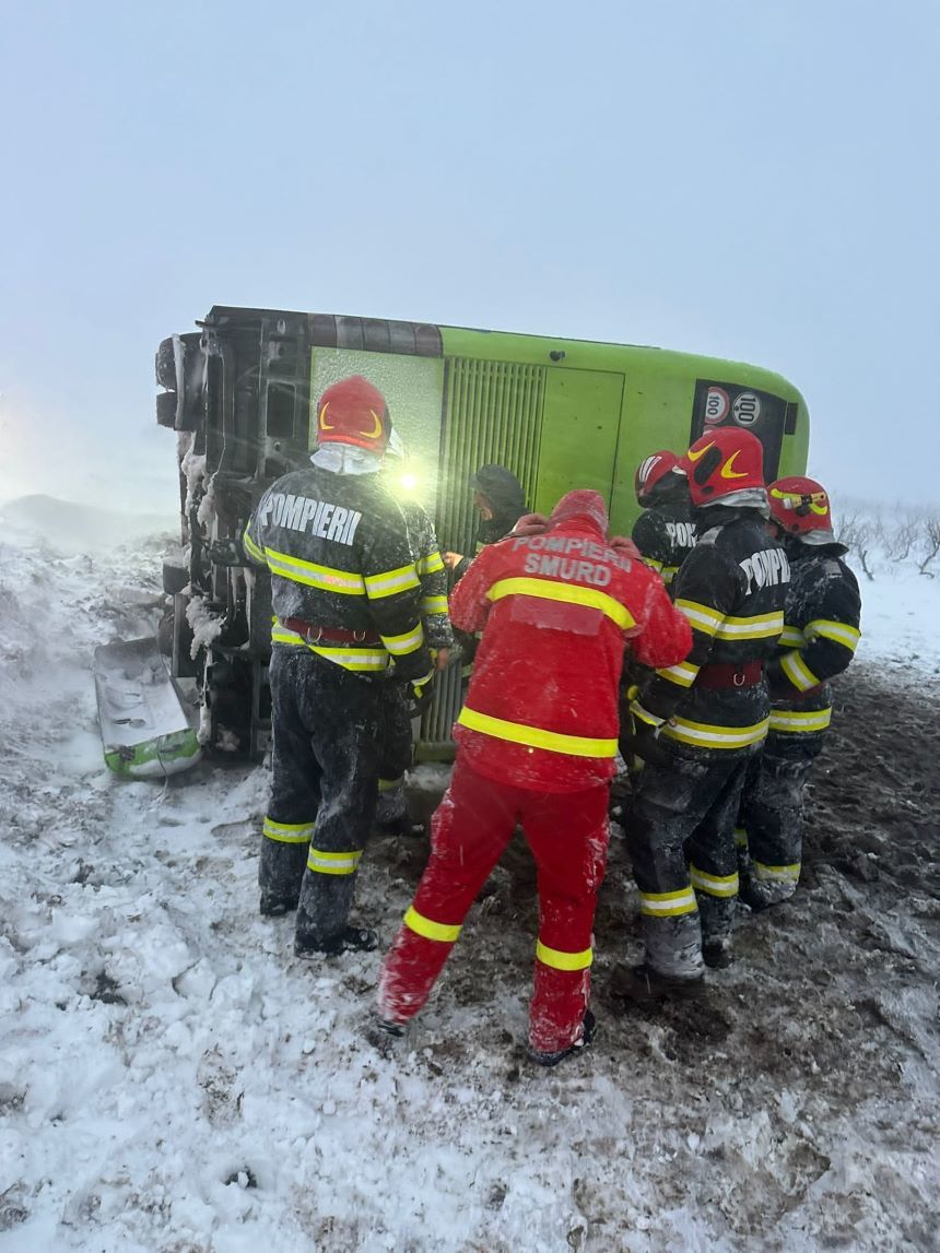 Ialomiţa: Intervenţie a autorităţilor în baza Planului roşu, după ce un autocar în care se aflau 40 de persoane s-a răsturnat. O persoană a avut nevoie de îngrijiri medicale - FOTO