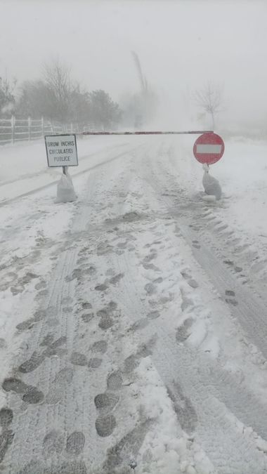 Constanţa: Codul roşu de viscol puternic a fost prelungit până la ora 16 / Toate drumurile din judeţ sunt închise / 59 de localităţi nu au energie electrică - FOTO
