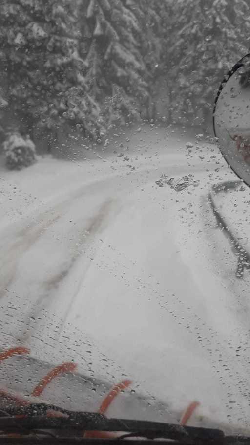 Drumul care urcă spre Cota 1400 din Bucegi a fost închis. Nici instalaţiile de transport pe cablu din Sinaia nu funcţionează
