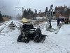 UPDATE - Maşină zdrobită de tren, la o trecere la nivel cu calea ferată din staţiunea Buşteni  / Maşina a fost lovită de două trenuri  / Unul dintre trenuri, avariat / Traficul feroviar între Buşteni şi Sinaia este întrerupt - FOTO
