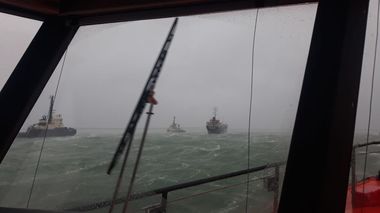 O navă aflată în rada interioară a Portului Constanţa a suferit avarii semnificative, inclusiv o gaură de apă, după ce a lovit un dig de protecţie / Echipajul a fost salvat / Nava a fost acostată în siguranţă cu ajutorul remorcherelor  - FOTO

