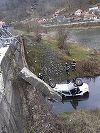 Accident spectaculos în judeţul Vâlcea. Un autoturism a ieşit de pe DN 7 şi a plonjat într-o baltă, trei persoane fiind rănite - FOTO
