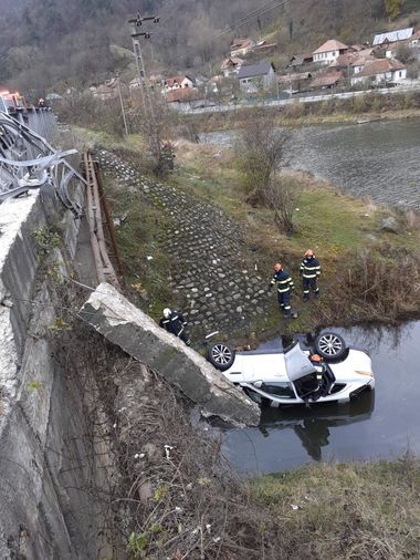 Accident spectaculos în judeţul Vâlcea. Un autoturism a ieşit de pe DN 7 şi a plonjat într-o baltă, trei persoane fiind rănite - FOTO
