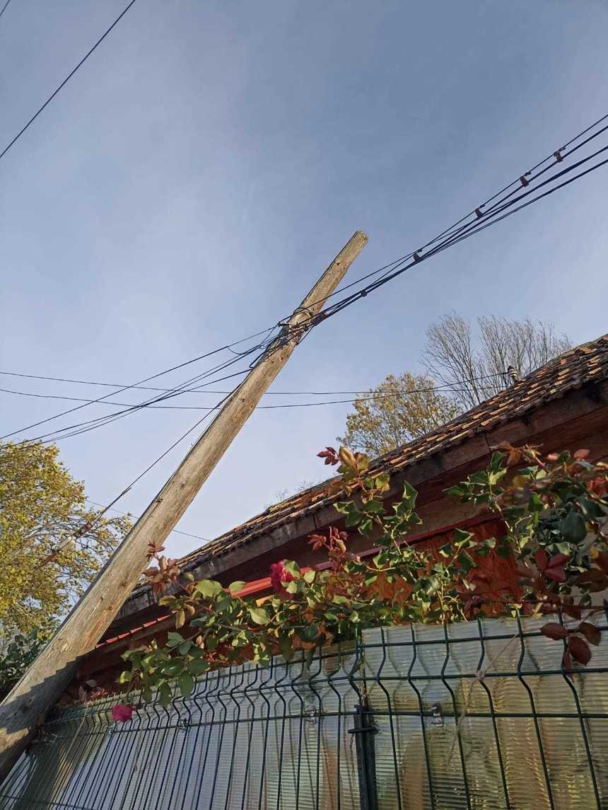 Argeş: Aproape o mie de familii, fără energie electrică. Vântul a doborât copaci şi stâlpi în mai multe localităţi
