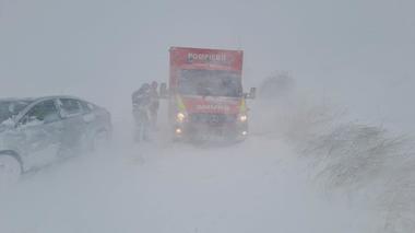 Galaţi: Drumurile judeţene rămân în continuare închise / Vântul atinge la rafală şi 90km/h şi spulberă puternic zăpada de pe câmp / Pe unele tronsoane s-au format troiene de peste jumătate de metru
