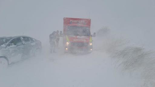 Galaţi: Drumurile judeţene rămân în continuare închise / Vântul atinge la rafală şi 90km/h şi spulberă puternic zăpada de pe câmp / Pe unele tronsoane s-au format troiene de peste jumătate de metru

