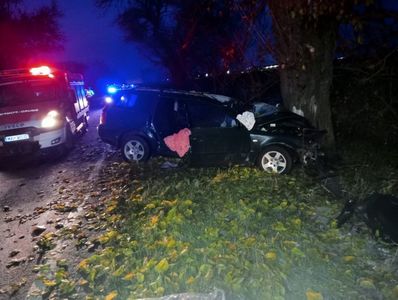 Timiş: Un bărbat a murit, iar alte două persoane au fost grav rănite, după ce şoferul unei maşini a izbit un copac de la marginea drumului - FOTO

