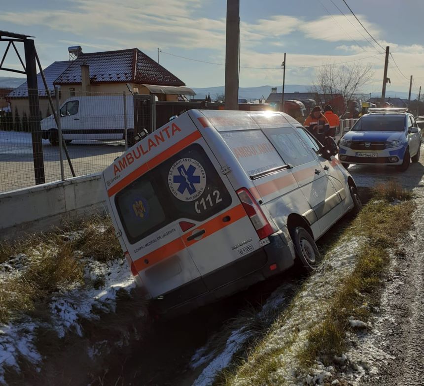 Autosanitară a Serviciului de Ambulanţă Cluj, implicată într-un accident rutier - FOTO

