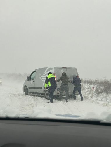 Constanţa: 323 de persoane blocate în zăpăda au fost salvate / Peste două mii de apeluri la 112 weekendul trecut care semnalau probleme produse de condiţiile meteo 
