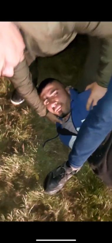 Tânărul din Dolj ridicat din greşeală de trupele speciale în cazul crimei de la Sibiu va da în judecată Poliţia Română. El spune că a fost agresat şi şi-a scos certificat medico-legal:„M-au lovit cu picioarele, unul mi-a dat un pumn în gură”
